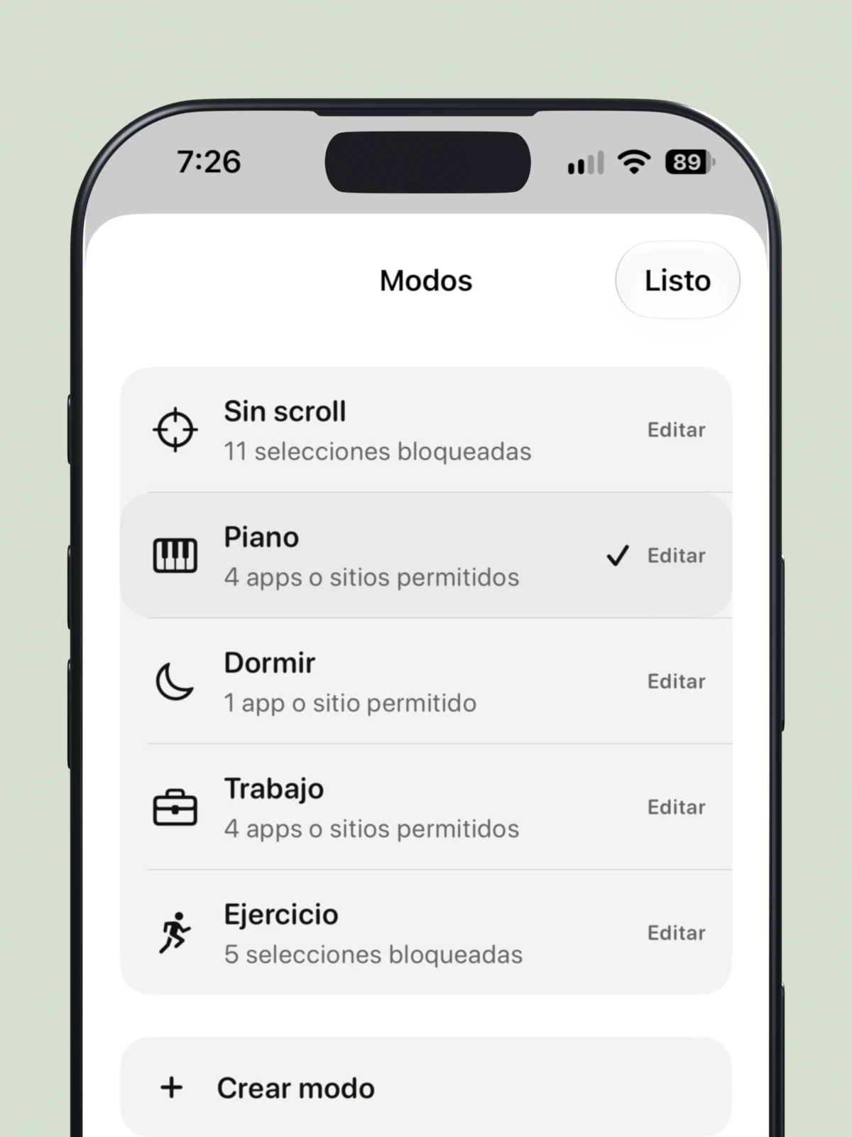 Primer plano frontal del iPhone con los Modos de Foco y un fondo verde salvia pastel