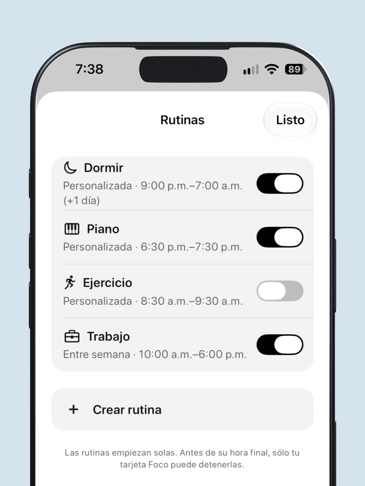 Primer plano frontal del iPhone con las Rutinas de Foco y un fondo azul pastel